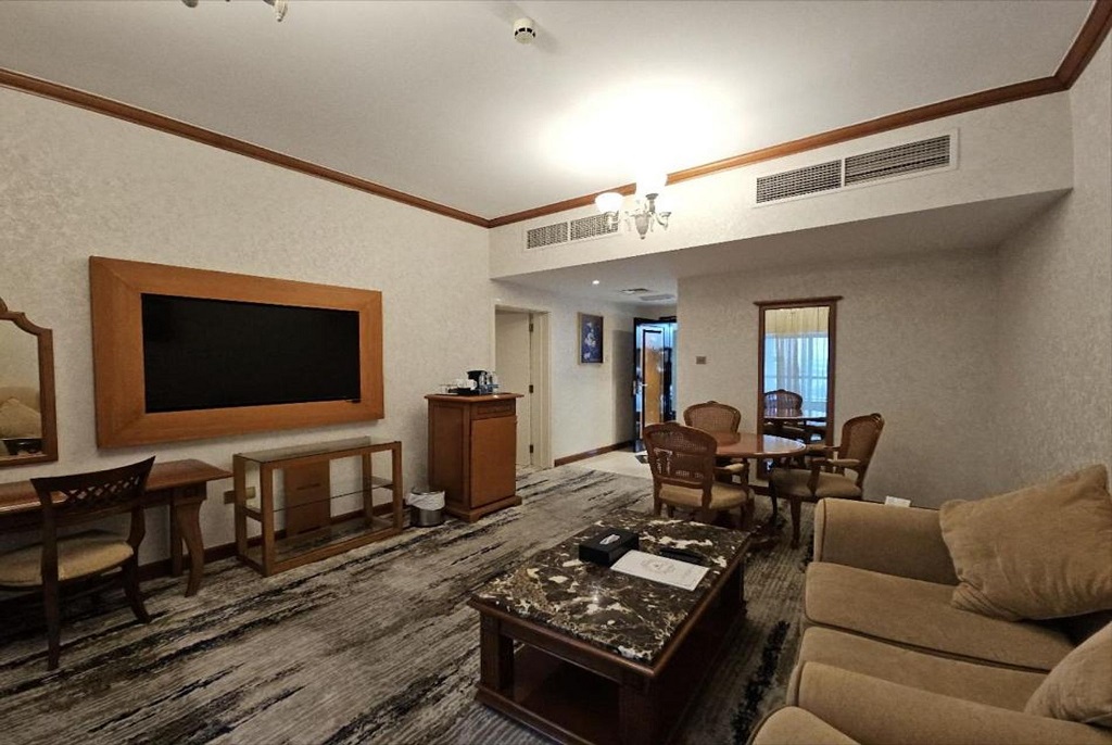 Deluxe King Suite